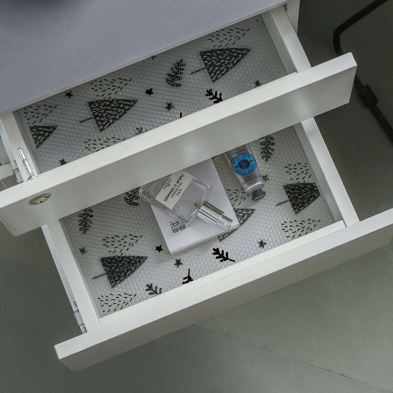 Non-Slip Plastic Shelf Liner Roll, Multipurpose Cabinet Drawer for Kitchen, Fridge, Table (Random Design)